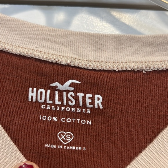 Hollister rust and creamed colored graphic tee size XS. - Picture 4 of 5